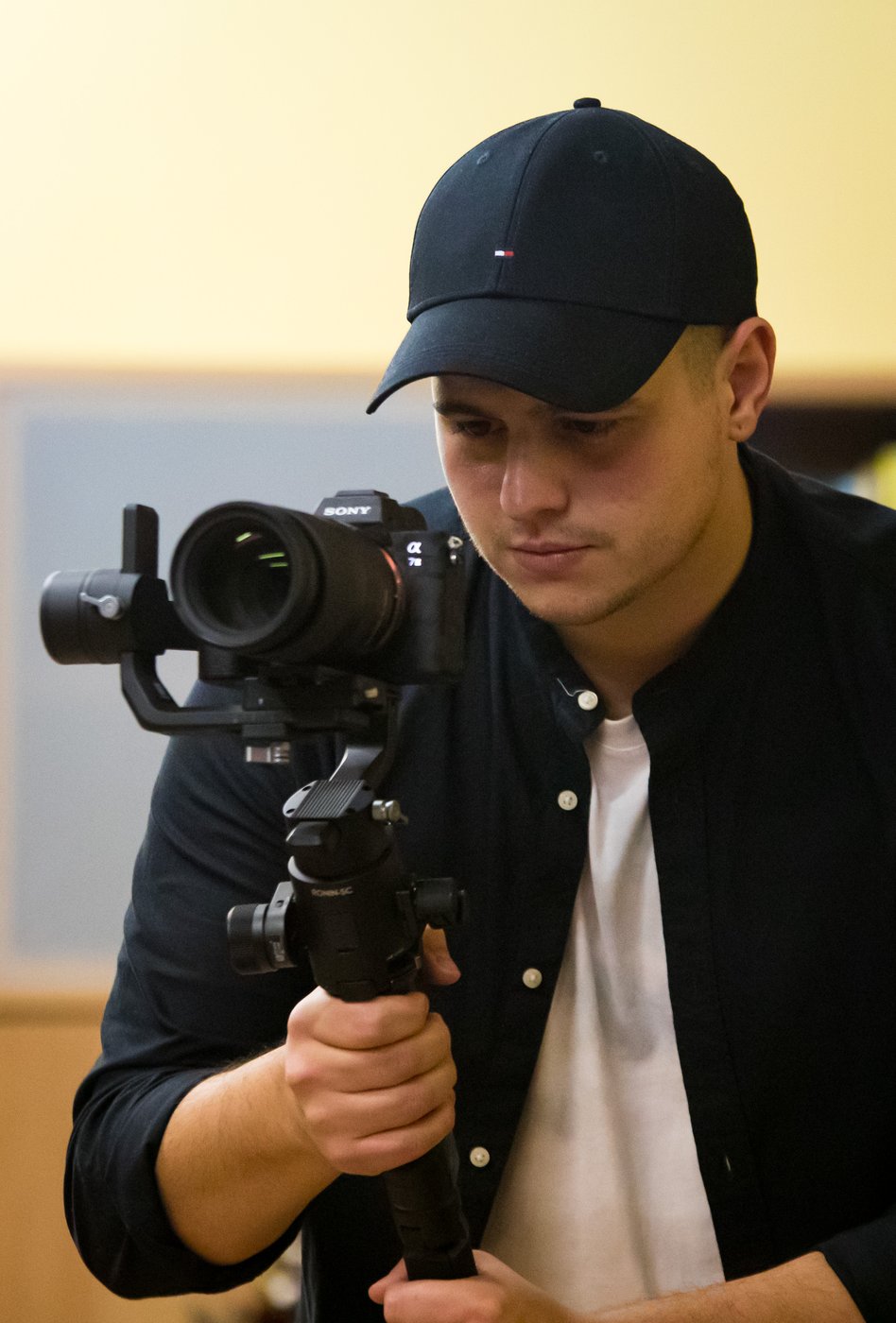 Danilo Pacenza mentre gira in un locale